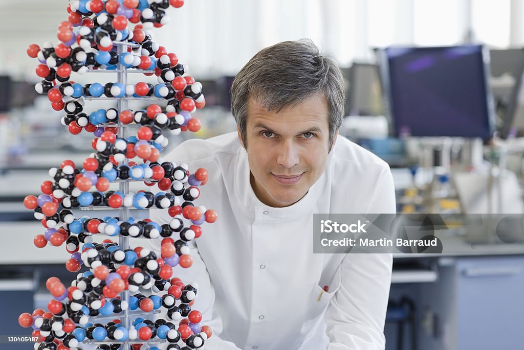 Cientista com cozinha molecular no laboratório modelo - Foto de stock de DNA royalty-free