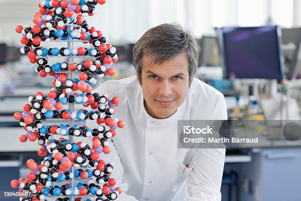 Foto de Cientista Com Cozinha Molecular No Laboratório Modelo e mais fotos de stock de DNA