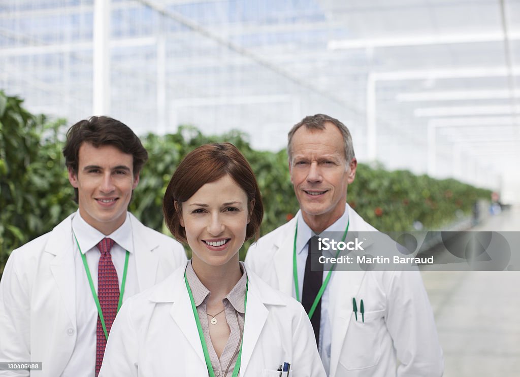 Os cientistas sorridente em estufa - Royalty-free 20-24 Anos Foto de stock