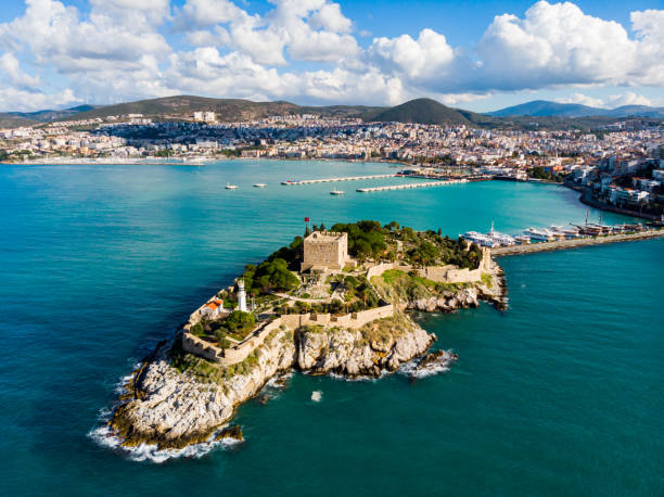 остров голубей с "пиратским замком". гавань кусадаси. эгейское побережье турции. - турция стоковые фото и изображения