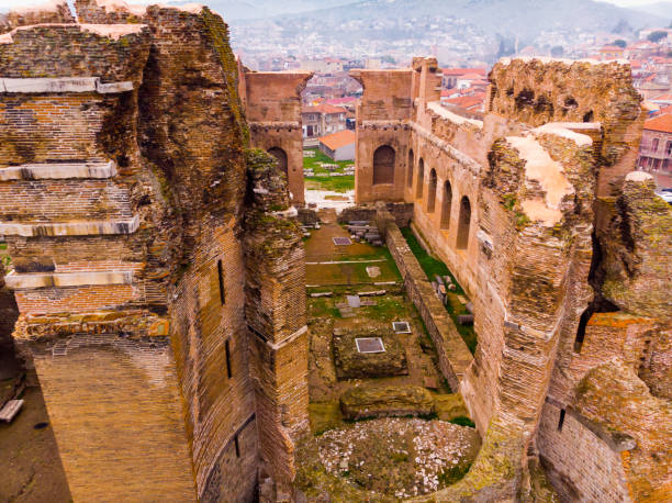 vue aérienne du temple ruiné de la basilique rouge de pergamon, bergama, turquie - bergama photos et images de collection
