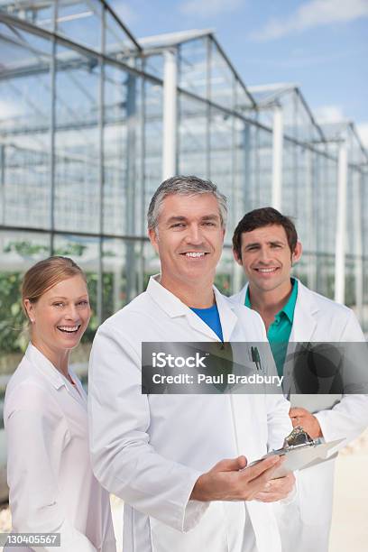 과학자 미소 외부 Greenhouses 생화학에 대한 스톡 사진 및 기타 이미지 - 생화학, 인물 사진, 25-29세