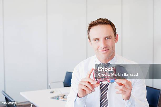 Geschäftsmann Holding Microchip Im Büro Stockfoto und mehr Bilder von Eine Person - Eine Person, Glücklichsein, Menschen