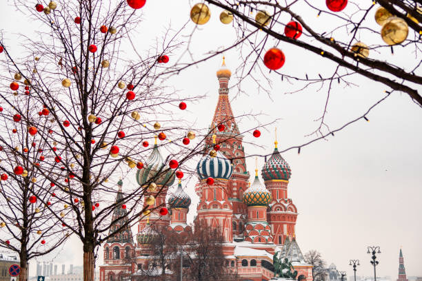 cattedrale di san basilio nel centro della città sulla piazza rossa in inverno innevato, mosca, russia - snow cupola dome st basils cathedral foto e immagini stock