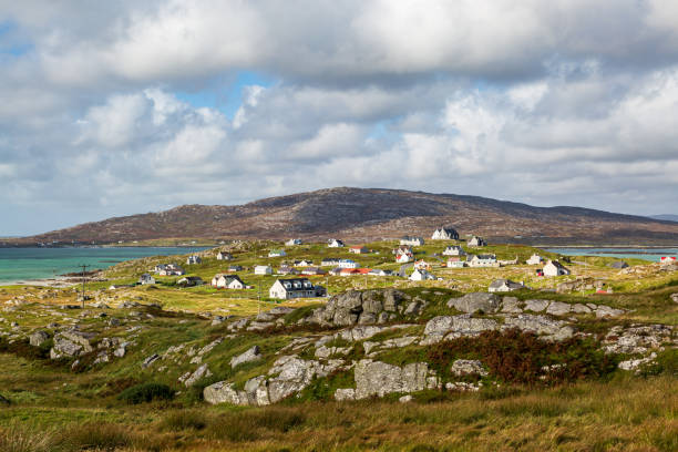 guardando oltre l'isola di eriskay nelle ebridi - hebrides foto e immagini stock