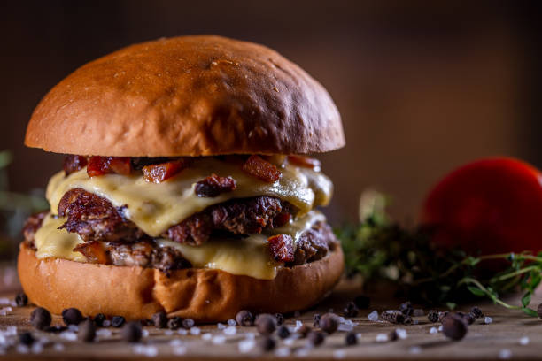 木製の背景にチーズ、ベーコン、ソースを持つクラフトビーフスマッシュバーガー - burger gourmet hamburger steak ストックフォトと画像