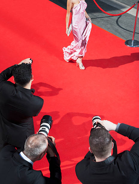 celebrity caminhando por paparazzi em tapete vermelho - luxury glamour dress caucasian - fotografias e filmes do acervo