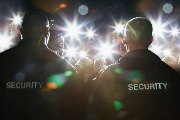 paparazzi guardie di sicurezza blocco - guardia del corpo foto e immagini stock