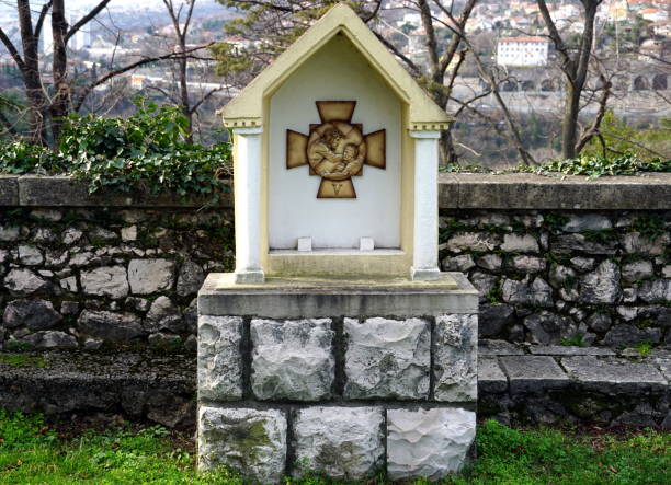 chemin de croix, 5ème station, simon de cyrène est fait pour porter la croix dans le sanctuaire de la vierge marie dans la ville de rijeka en croatie - simon the cyrene photos et images de collection