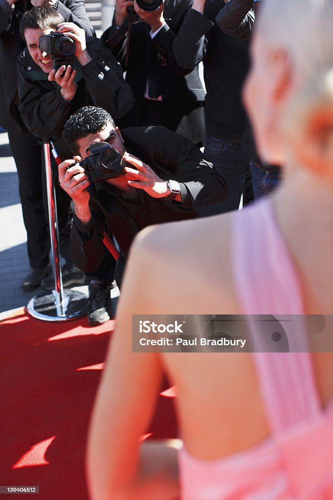 Znani pozujących do paparazzi na czerwonym dywanie - Zbiór zdjęć royalty-free (Celebryci)