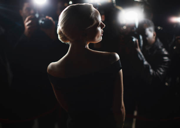 celebrity posing for paparazzi - entertainment evenement fotos stockfoto's en -beelden