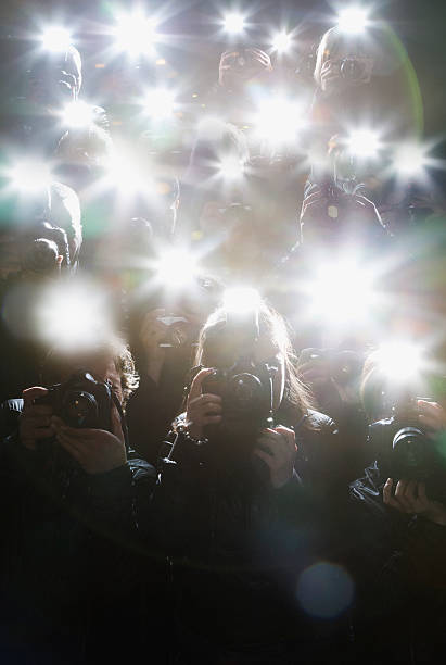 paparazzi das fotografieren mit blitzlicht - paparazzo stock-fotos und bilder