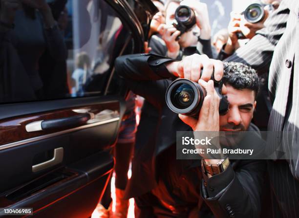 Paparazzi Tomando Fotos De Famosos En Automóvil Foto de stock y más banco de imágenes de Paparazzo - Paparazzo, Sacar una foto, Coche