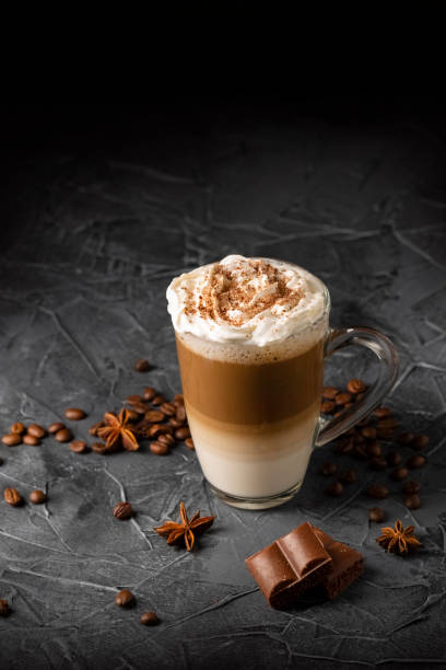 latte macchiato coffee with cinnamon, chocolate and coffee beans - hot chocolate latté coffee cappuccino imagens e fotografias de stock