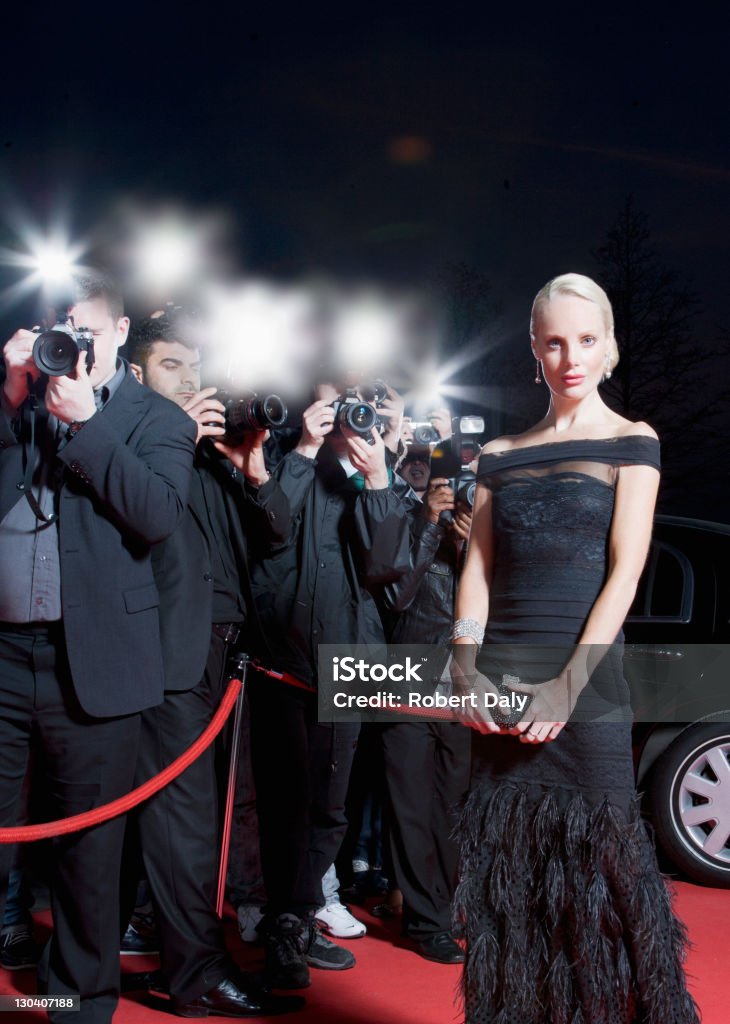 Celebrity posant pour les paparazzi sur le tapis rouge - Photo de Tapis rouge libre de droits