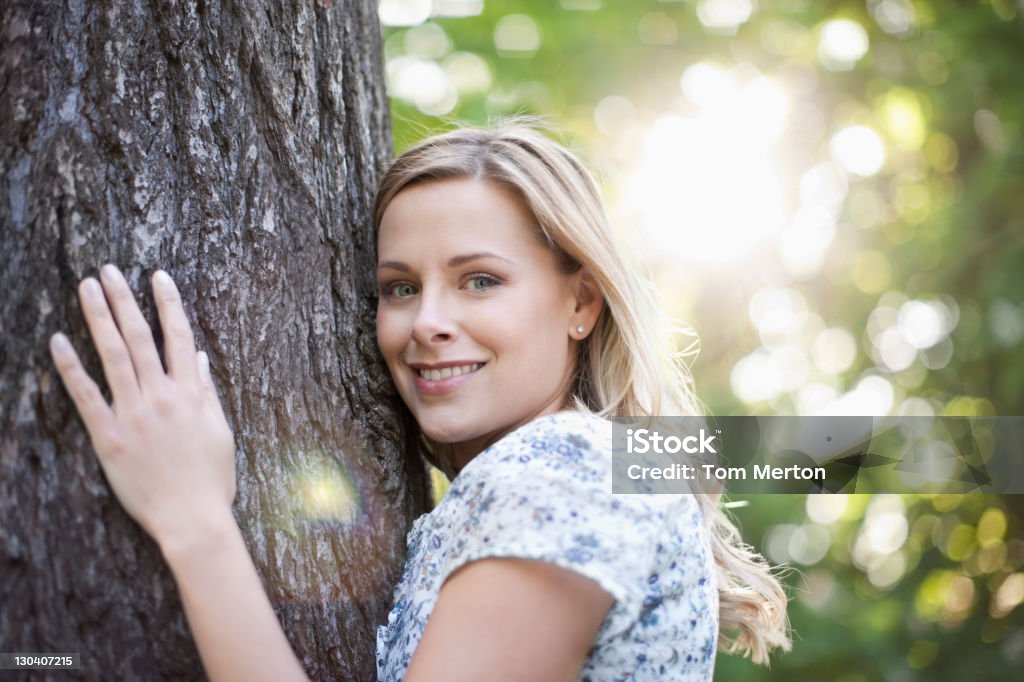 Mujer que abrazan árbol al aire libre - Foto de stock de Abrazar libre de derechos