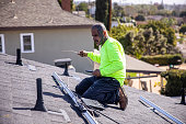 team-von-arbeitern-installiert-solarmodule-auf-wohndach-in-kalifornien.jpg?b=1&s=170x170&k=20&c=fCLZ4jzTbeA5g3455dTGkmVRbpgPe_j1GY2R-HUynNs=