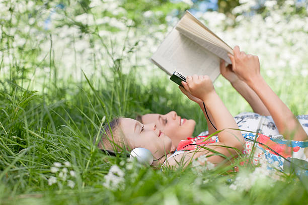 mère et fille de détente en plein air - lying on side audio photos et images de collection