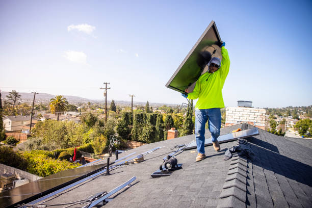 equipo de trabajadores instala paneles solares en azotea residencial en california - solar panel energy solar energy house fotografías e imágenes de stock
