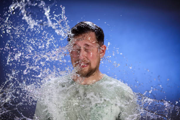 homem sendo espirrado com água - shower human face men wet - fotografias e filmes do acervo