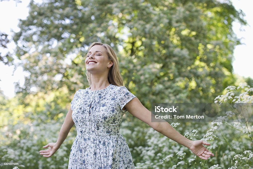 Donna in piedi all'aperto - Foto stock royalty-free di Donne