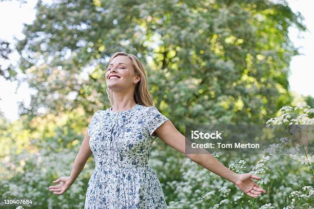 Donna In Piedi Allaperto - Fotografie stock e altre immagini di Donne - Donne, Primavera, Solo donne