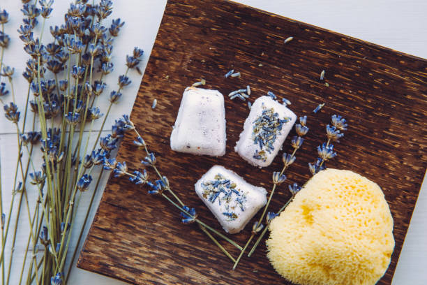 vista plana de pequenos formatos de cubo de banho de banheiro em bandeja de madeira. fazendo um banho caseiro efervescente. estilo vintage rústico. - bath salt - fotografias e filmes do acervo