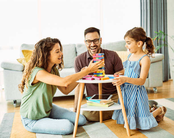 familia de la hija de la niña feliz padre juego de mesa palying jugando diversión juntos niña alegre hogar - play game fotografías e imágenes de stock