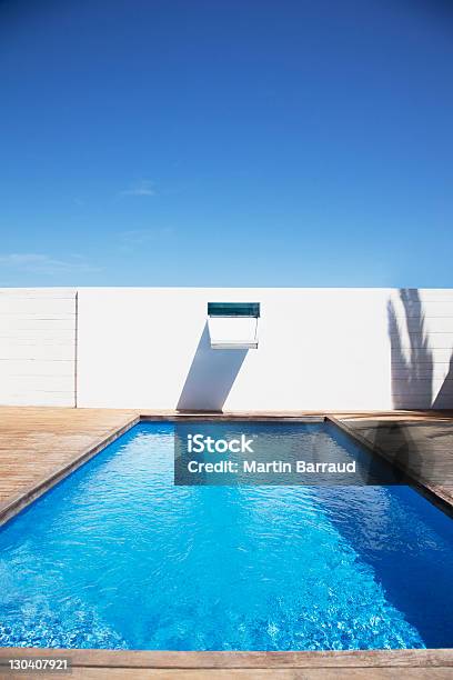 Casa Moderna De La Piscina Al Aire Libre Foto de stock y más banco de imágenes de Piscina - Piscina, Casa, Diseño - Temas