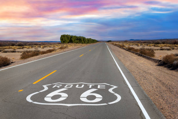 marqueur de bouclier de route 66 sur l’autoroute dans le désert de mojave - route 66 california road sign photos et images de collection