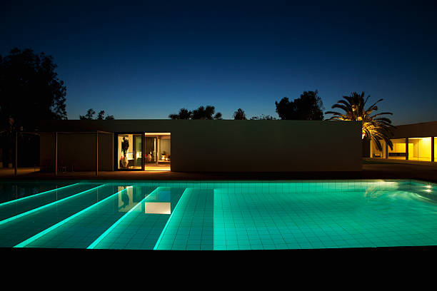 casa moderna de la piscina al aire libre en el crepúsculo - house residential structure luxury night fotografías e imágenes de stock
