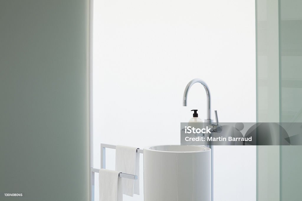 O lavatório da casa de banho moderna na vertical - Royalty-free Casa de Banho Doméstica Foto de stock