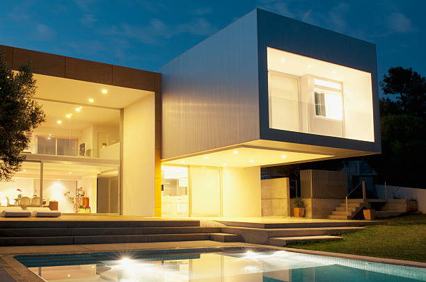 casa moderna de la piscina al aire libre en el crepúsculo - house residential structure luxury night fotografías e imágenes de stock