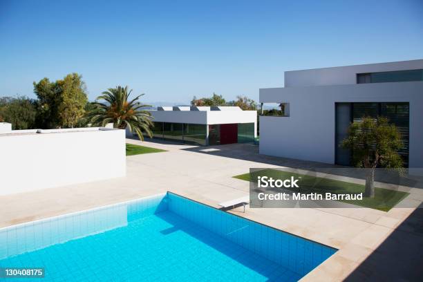 Foto de Casa Moderna Com Piscina Ao Ar Livre e mais fotos de stock de Moderno - Moderno, Piscina, Vista de Cima