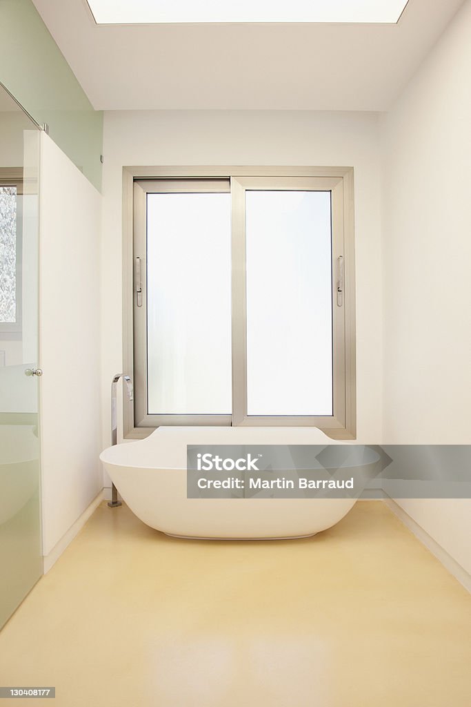 Вертикальное ванну в современной ванной комнате - Стоковые фото Без людей роялти-фри