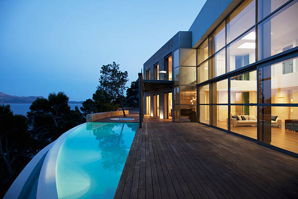 piscina all'esterno della casa moderna al crepuscolo - modern home foto e immagini stock