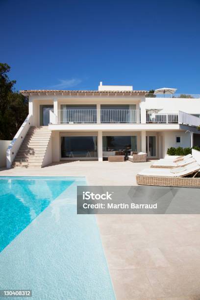 Casa Moderna De La Piscina Al Aire Libre Foto de stock y más banco de imágenes de Casa - Casa, Moderno, Piscina