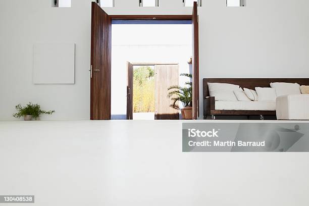 Mesa Em Casa Moderna - Fotografias de stock e mais imagens de Sala de Estar - Sala de Estar, Vista de Ângulo Baixo, Branco