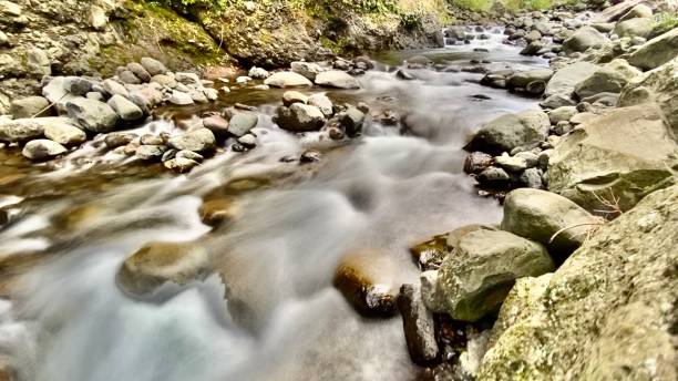 rushing ‘īao stream - long exposure technique - maui iao valley state park hawaii islands mountain imagens e fotografias de stock