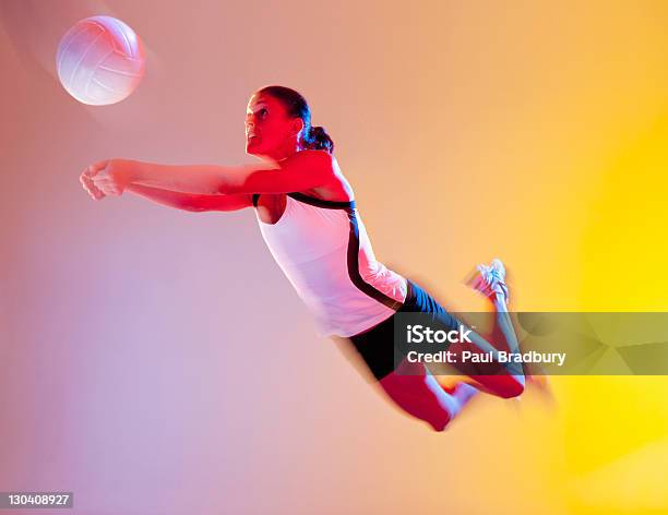 Vista Turva De Atletas De Saltos - Fotografias de stock e mais imagens de Voleibol - Desporto de Equipa - Voleibol - Desporto de Equipa, Desporto, Vista de Ângulo Baixo