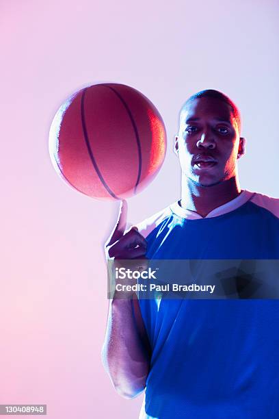 Basketballspieler Balance Ball Auf Einem Finger Stockfoto und mehr Bilder von 25-29 Jahre - 25-29 Jahre, Afro-amerikanischer Herkunft, Athlet