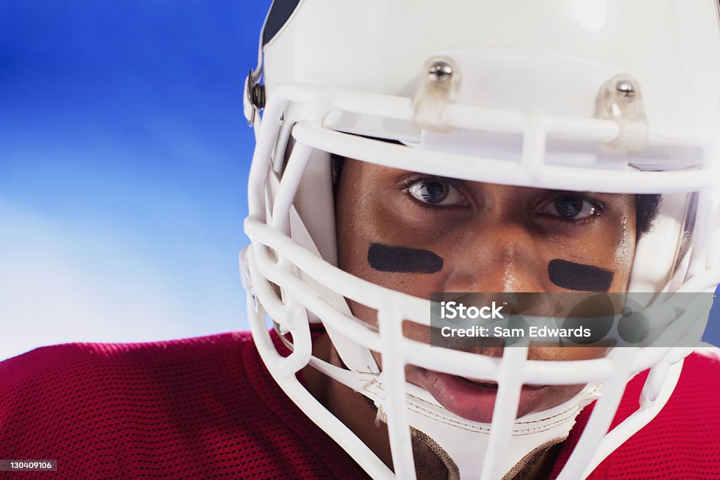 Close up of usa un casco jugador de fútbol - Foto de stock de Cara humana libre de derechos