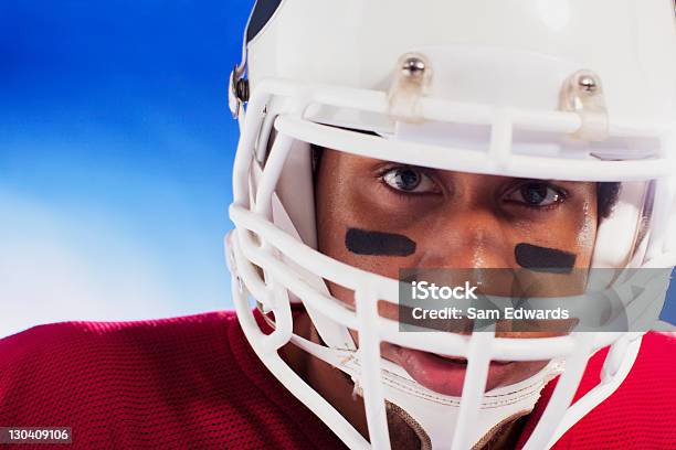 Close Up Of Usa Un Casco Jugador De Fútbol Foto de stock y más banco de imágenes de Cara humana - Cara humana, Fuerza, Fútbol americano