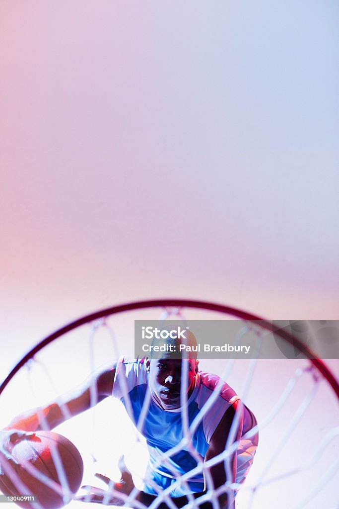 Joueur de basket-ball consultées au panier - Photo de 25-29 ans libre de droits