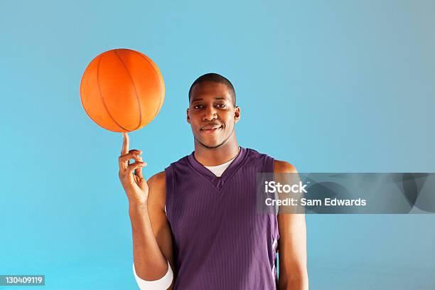 Basketballspieler Balance Ball Auf Einem Finger Stockfoto und mehr Bilder von Basketball - Basketball, Basketballspieler, Athlet