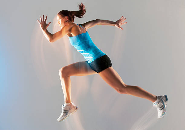 vue floue de l'athlète courir - sporting position vitality blurred motion strength photos et images de collection