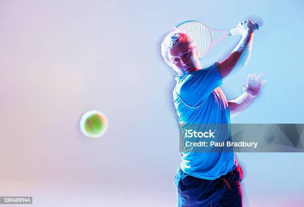 ぼやけた景色をスインギングラケットテニスプレーヤー - テニスのストックフォトや画像を多数ご用意 - テニス, 男性, プレーする
