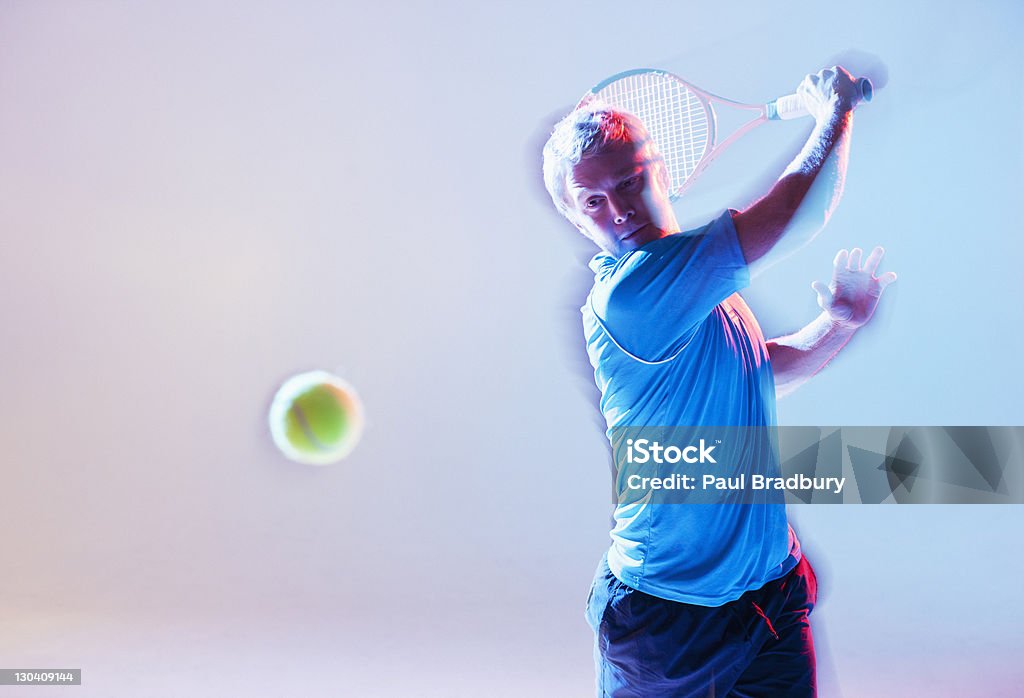 Затуманенное видом на теннисный игрок Качаться Ракетка - Стоковые фото Теннис роялти-фри