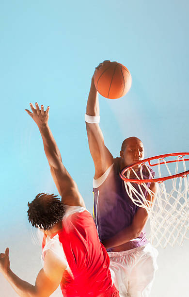 basketballspieler dunks. ball - arms outstretched arms raised studio shot adult stock-fotos und bilder