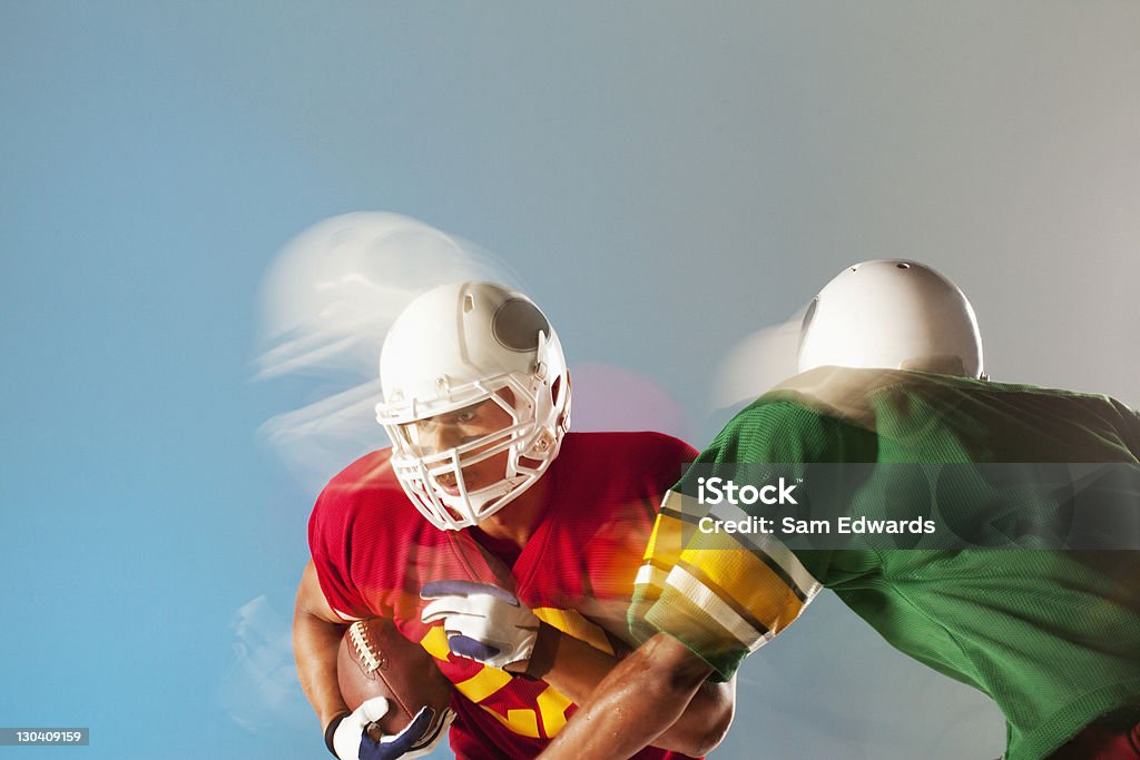 Размытость зрения игроков с мячом - Стоковые фото Американский футбол роялти-фри